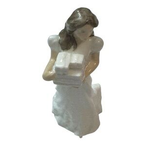 Royal Doulton Christmas Parcels Figurine Fine Bone China 6” in Box HN 3493